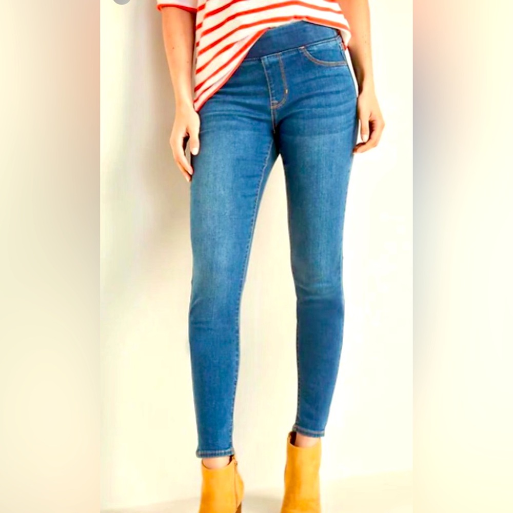 NWT - Old Navy Rockstar Super Skinny Mid-Rise Jegging in Size 18 Medium Wash